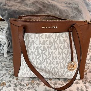 Micheal Kors purse
